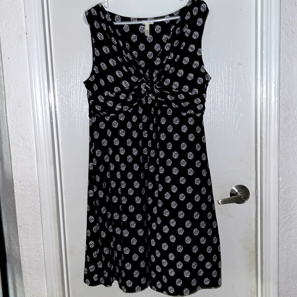 No sleeves dress above the knee